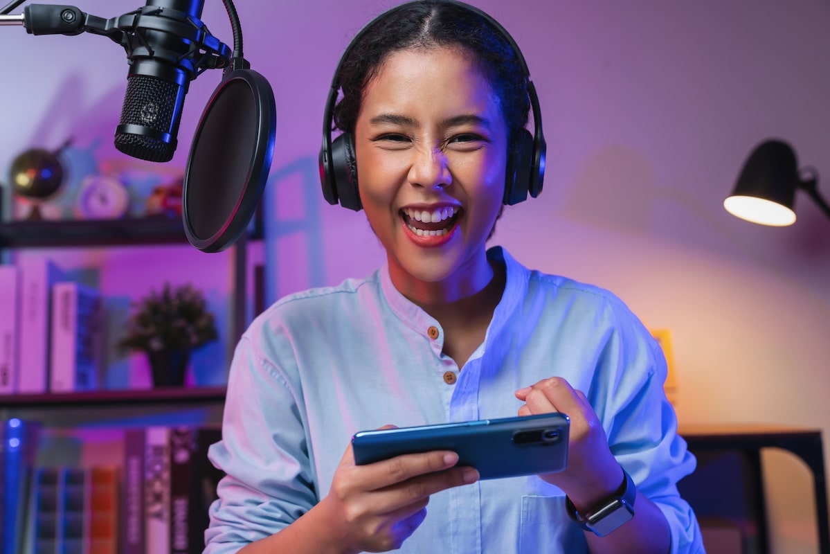 Blog 7 woman playing online game on smartphone with fists 2023 01 27 02 08 13 utc